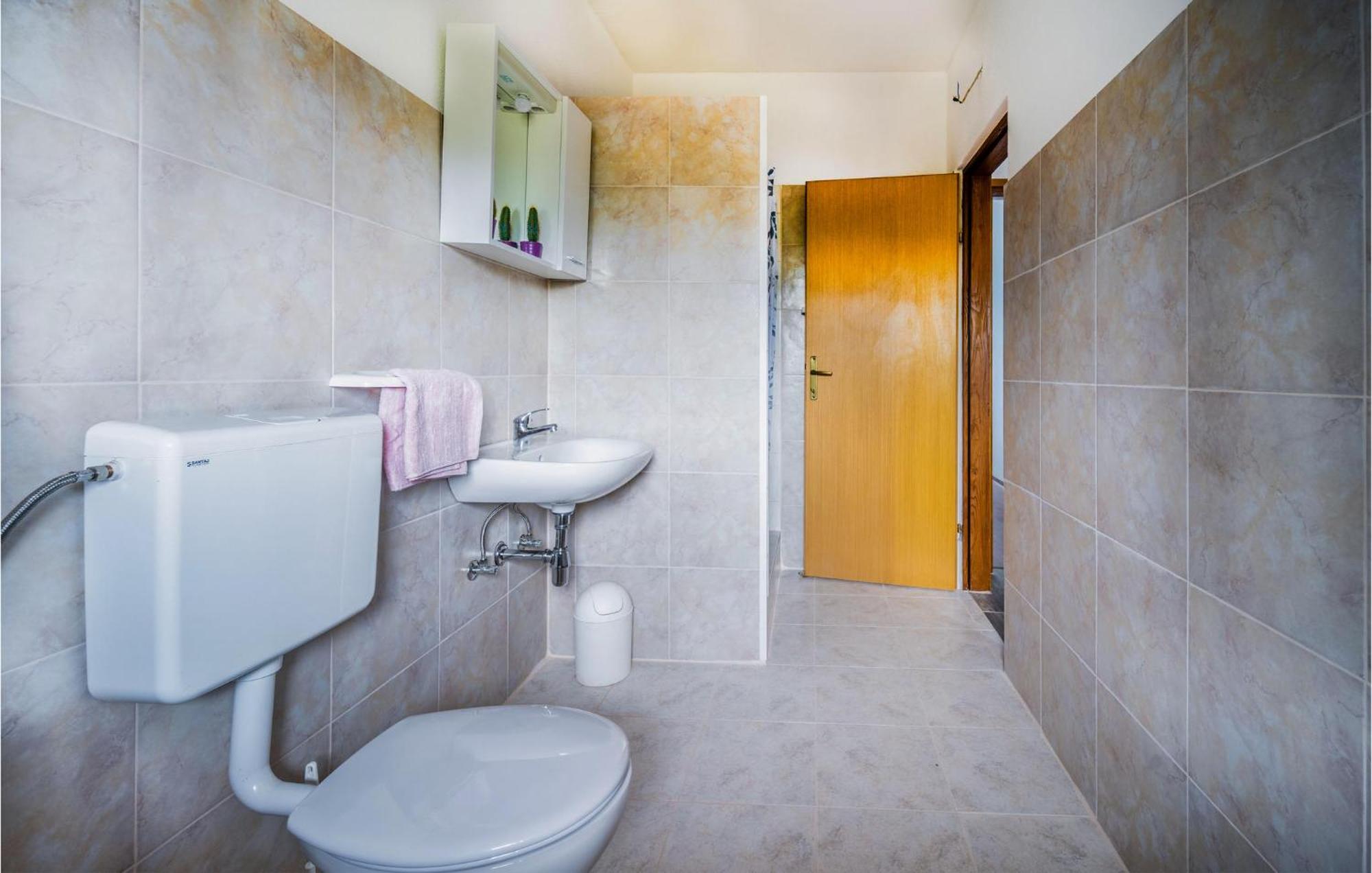 Amazing Apartment In Krnica With Kitchen Eksteriør bilde
