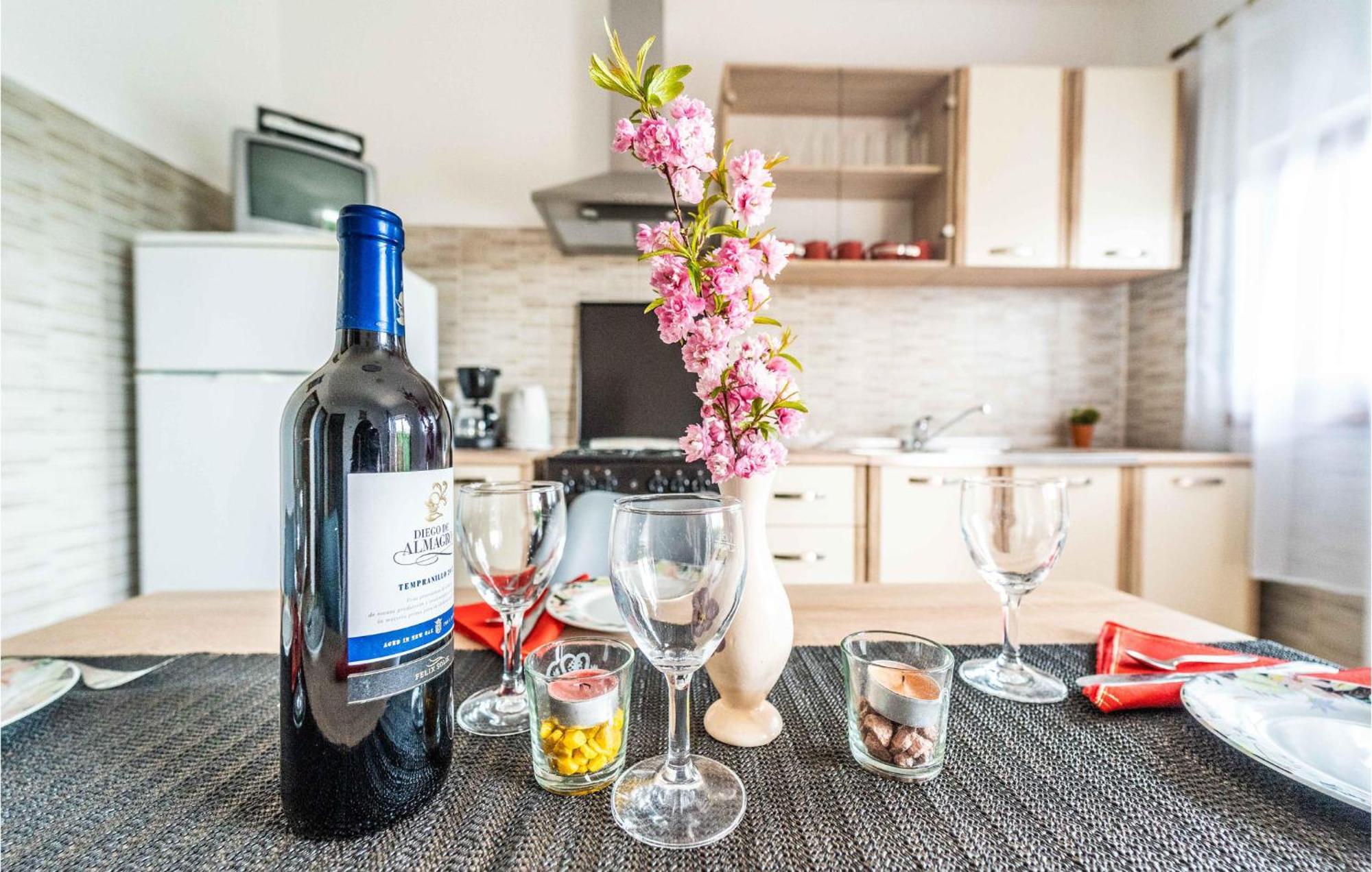 Amazing Apartment In Krnica With Kitchen Eksteriør bilde